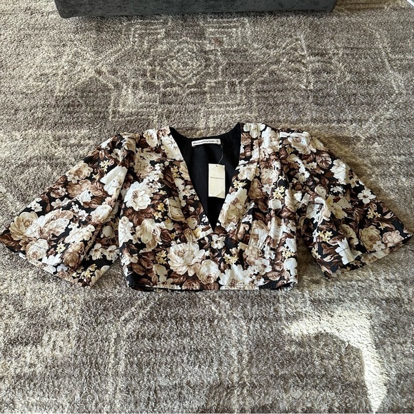 NWT Abercrombie & Fitch Deep V Neck Crop Blouse Brown Floral - Picture 1 of 9